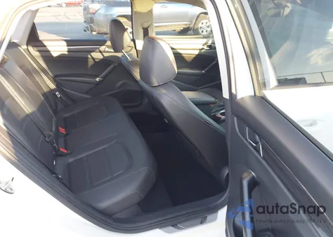 2020 Volkswagen Passat 2.0T R-Line z USA, uszkodzony, nr VIN 1VWMA7A30LC002007